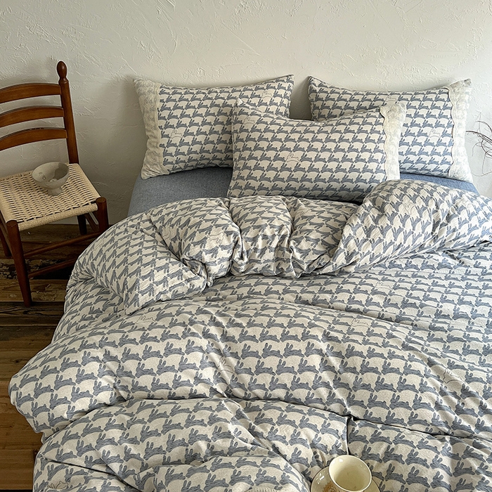 91家纺网 家纺一手货源 找家纺 梦纤绒 2025秋冬新品A类高克重亚麻复古全棉花边侘寂风原麻系列 兔宝宝-蓝