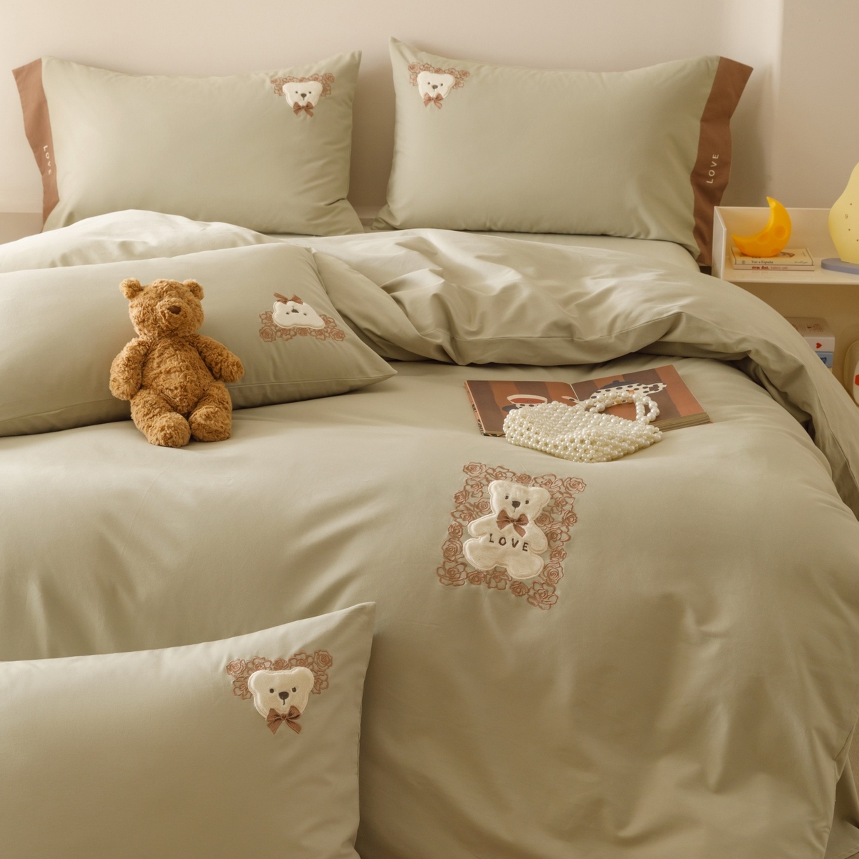 91家纺网 家纺一手货源 找家纺 （总）艾莱家纺 2025新款A类新疆长绒棉纯棉加厚柔顺磨毛贴布绣四件套-奶芙