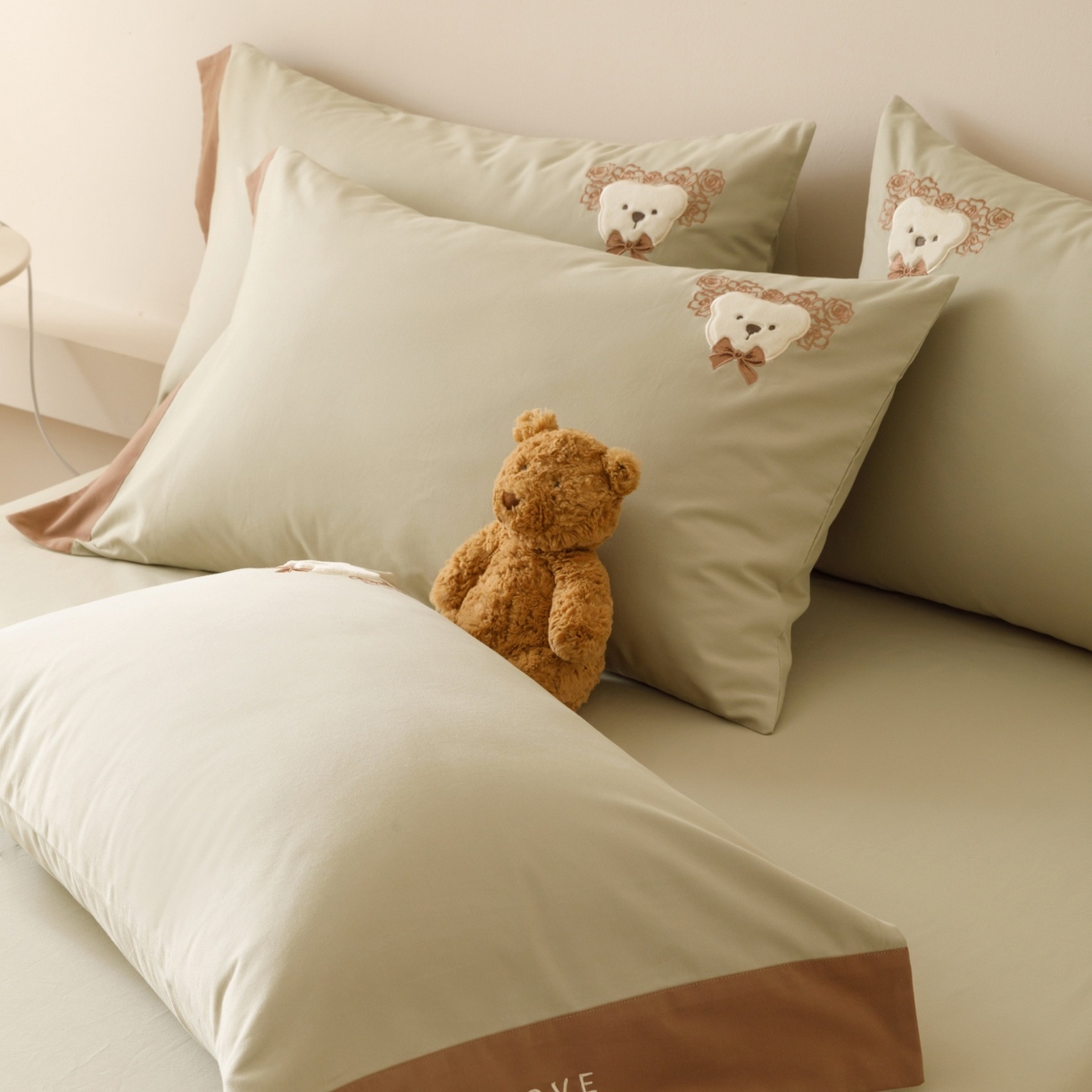 91家纺网 家纺一手货源 找家纺 （总）艾莱家纺 2025新款A类新疆长绒棉纯棉加厚柔顺磨毛贴布绣四件套-奶芙