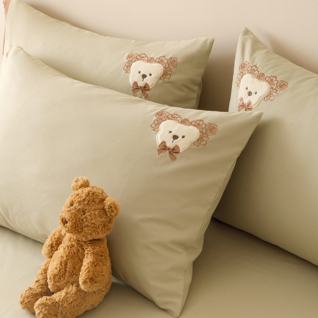 91家纺网 家纺一手货源 找家纺 （总）艾莱家纺 2025新款A类新疆长绒棉纯棉加厚柔顺磨毛贴布绣四件套-奶芙