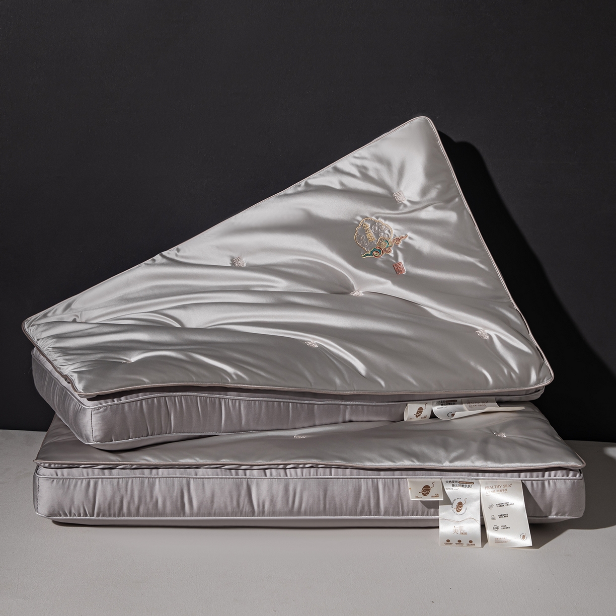 91家纺网 家纺一手货源 找家纺 （总）麦肯锡 2025新款九福蚕丝刺绣枕枕头枕芯