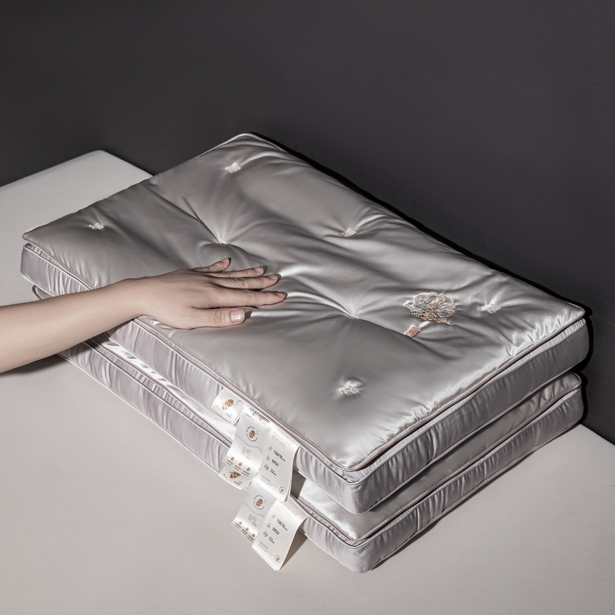 91家纺网 家纺一手货源 找家纺 （总）麦肯锡 2025新款九福蚕丝刺绣枕枕头枕芯