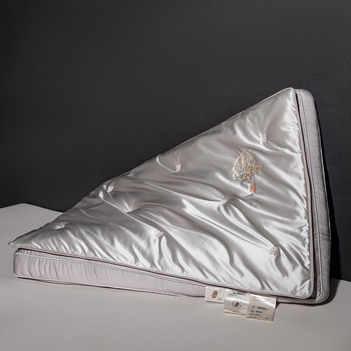 91家纺网 家纺一手货源 找家纺 （总）麦肯锡 2025新款九福蚕丝刺绣枕枕头枕芯