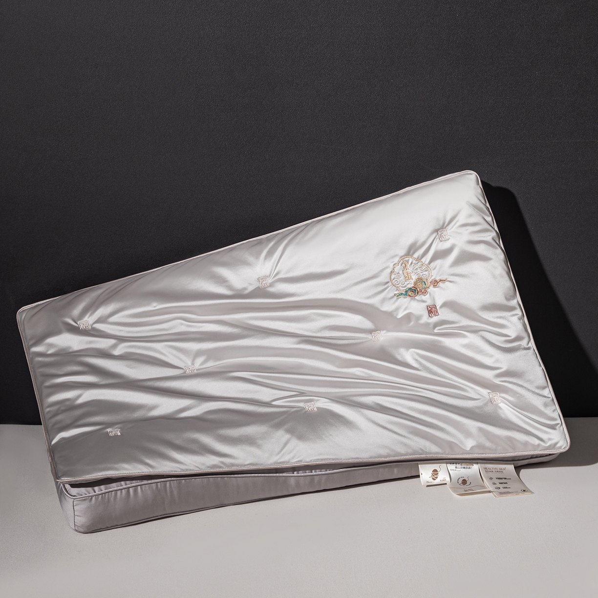 91家纺网 家纺一手货源 找家纺 （总）麦肯锡 2025新款九福蚕丝刺绣枕枕头枕芯