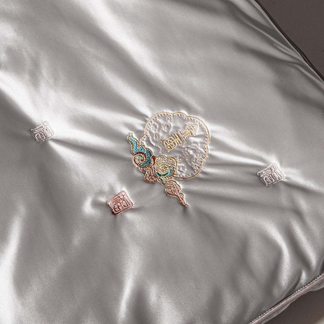 91家纺网 家纺一手货源 找家纺 （总）麦肯锡 2025新款九福蚕丝刺绣枕枕头枕芯