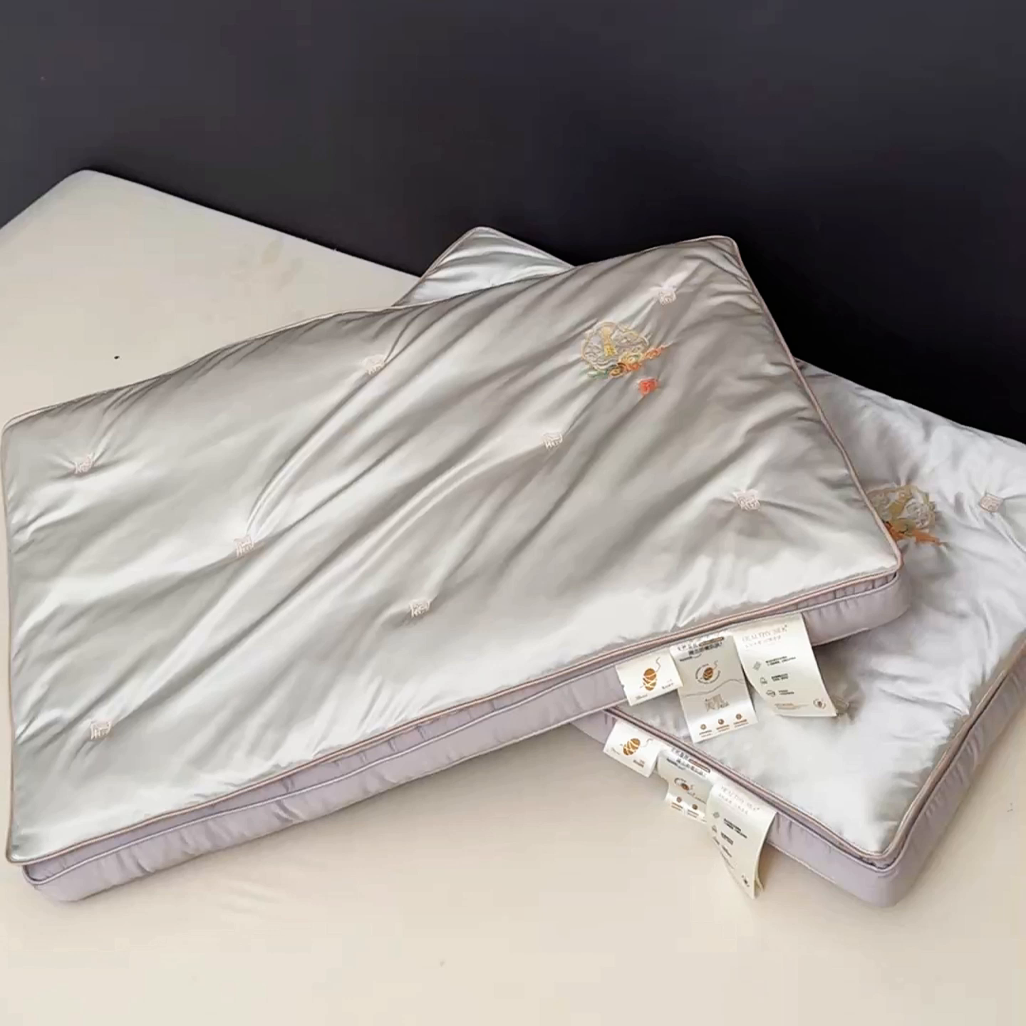 91家纺网 家纺一手货源 找家纺 （总）麦肯锡 2025新款九福蚕丝刺绣枕枕头枕芯