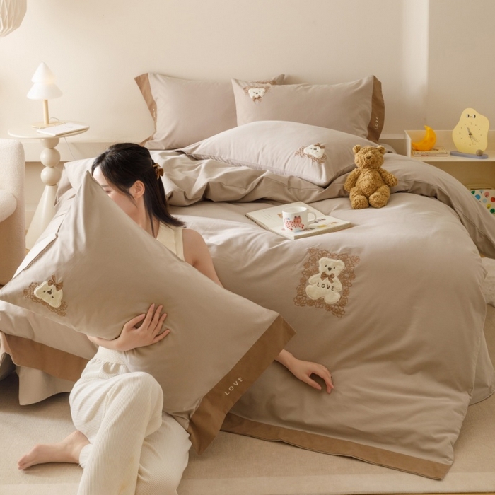 91家纺网 家纺一手货源 找家纺 （总）艾莱家纺 2025新款A类新疆长绒棉纯棉加厚柔顺磨毛贴布绣四件套-奶芙