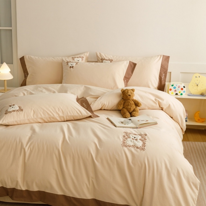 91家纺网 家纺一手货源 找家纺 （总）艾莱家纺 2025新款A类新疆长绒棉纯棉加厚柔顺磨毛贴布绣四件套-奶芙