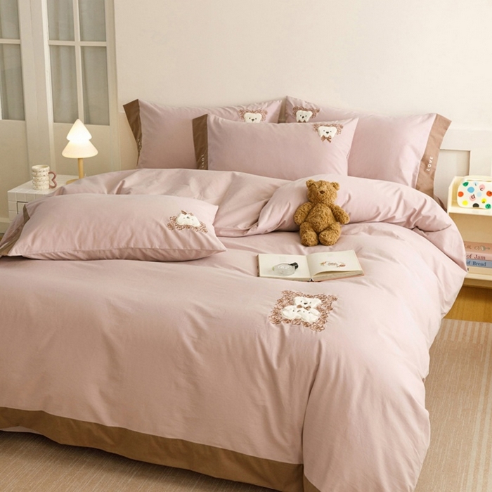 91家纺网 家纺一手货源 找家纺 （总）艾莱家纺 2025新款A类新疆长绒棉纯棉加厚柔顺磨毛贴布绣四件套-奶芙