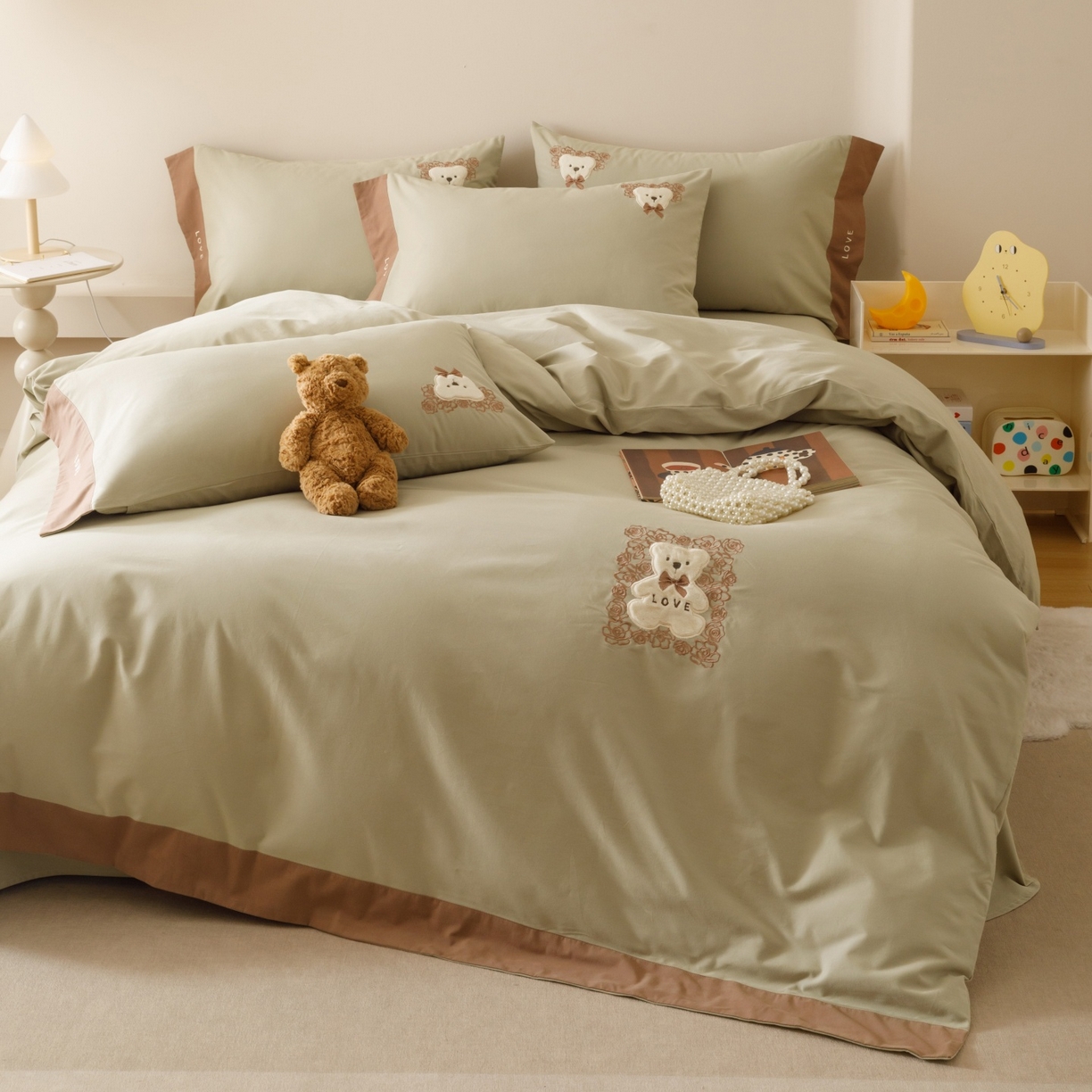 91家纺网 家纺一手货源 找家纺 艾莱家纺 2025新款A类新疆长绒棉纯棉加厚柔顺磨毛贴布绣四件套-奶芙 奶芙-锦绣绿