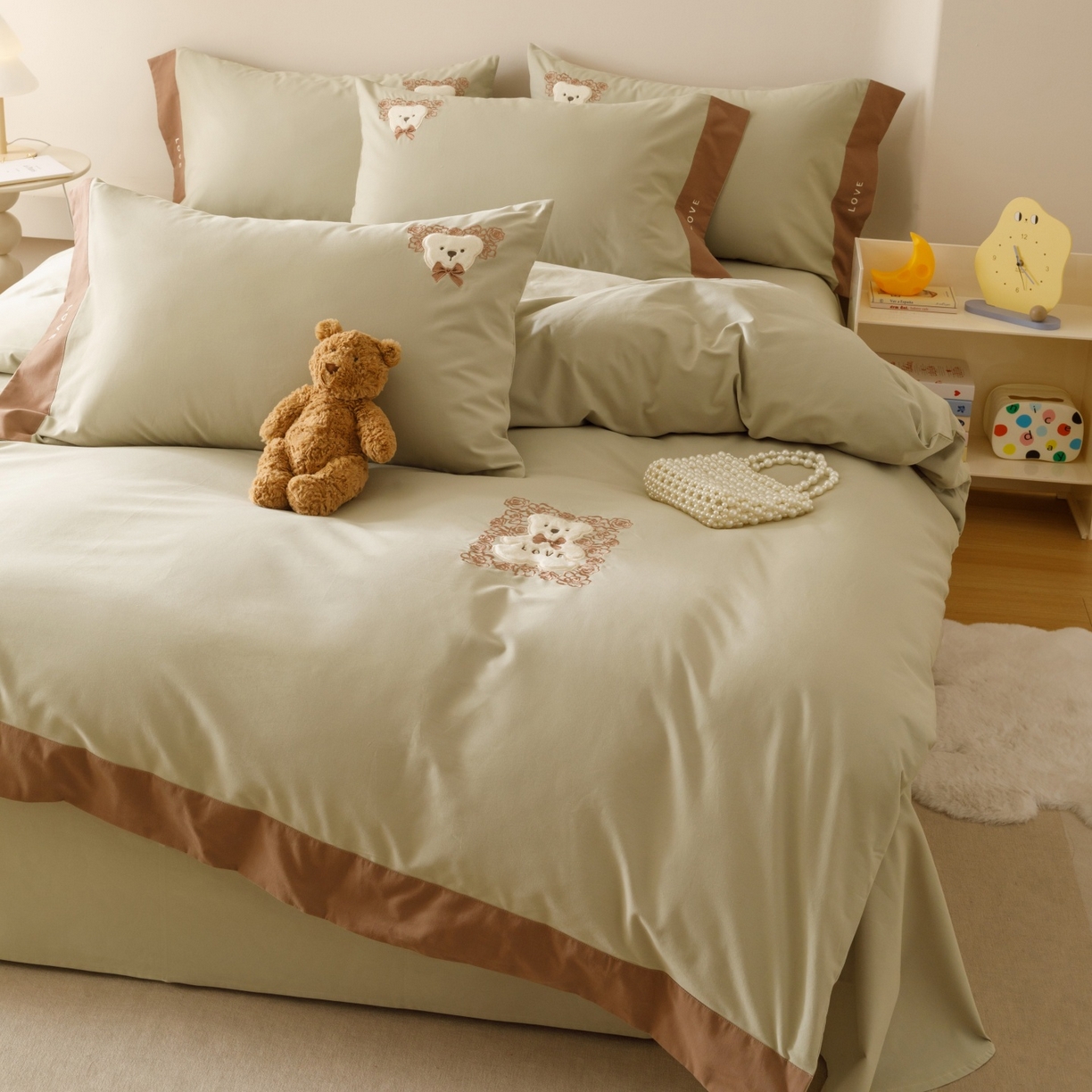 91家纺网 家纺一手货源 找家纺 艾莱家纺 2025新款A类新疆长绒棉纯棉加厚柔顺磨毛贴布绣四件套-奶芙 奶芙-锦绣绿