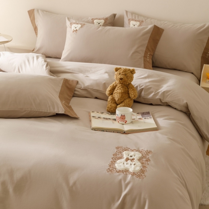 91家纺网 家纺一手货源 找家纺 艾莱家纺 2025新款A类新疆长绒棉纯棉加厚柔顺磨毛贴布绣四件套-奶芙 奶芙-大麦灰