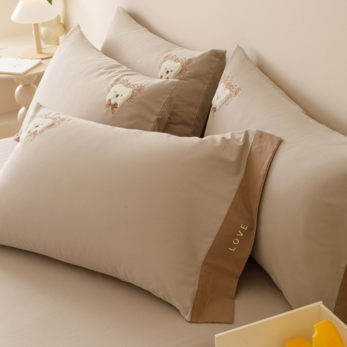 91家纺网 家纺一手货源 找家纺 艾莱家纺 2025新款A类新疆长绒棉纯棉加厚柔顺磨毛贴布绣四件套-奶芙 奶芙-大麦灰