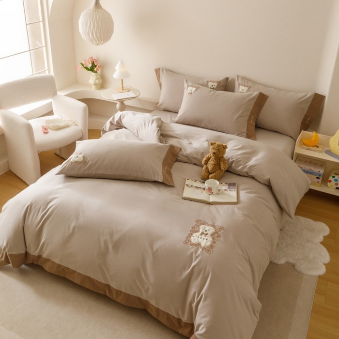 91家纺网 家纺一手货源 找家纺 艾莱家纺 2025新款A类新疆长绒棉纯棉加厚柔顺磨毛贴布绣四件套-奶芙 奶芙-大麦灰