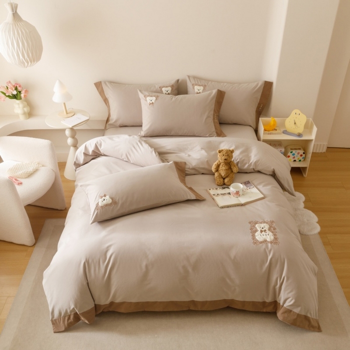 91家纺网 家纺一手货源 找家纺 艾莱家纺 2025新款A类新疆长绒棉纯棉加厚柔顺磨毛贴布绣四件套-奶芙 奶芙-大麦灰