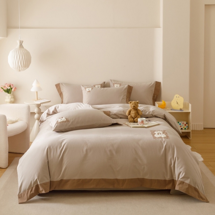 91家纺网 家纺一手货源 找家纺 艾莱家纺 2025新款A类新疆长绒棉纯棉加厚柔顺磨毛贴布绣四件套-奶芙 奶芙-大麦灰