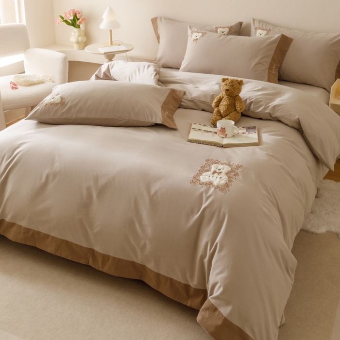 91家纺网 家纺一手货源 找家纺 艾莱家纺 2025新款A类新疆长绒棉纯棉加厚柔顺磨毛贴布绣四件套-奶芙 奶芙-大麦灰