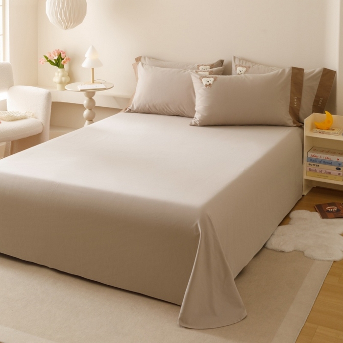 91家纺网 家纺一手货源 找家纺 艾莱家纺 2025新款A类新疆长绒棉纯棉加厚柔顺磨毛贴布绣四件套-奶芙 奶芙-大麦灰