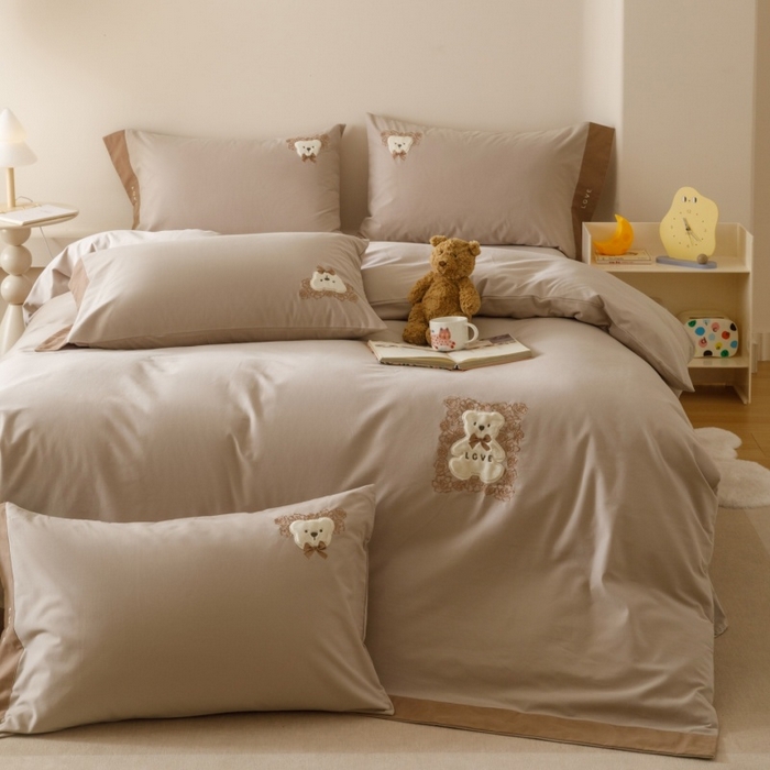 91家纺网 家纺一手货源 找家纺 艾莱家纺 2025新款A类新疆长绒棉纯棉加厚柔顺磨毛贴布绣四件套-奶芙 奶芙-大麦灰