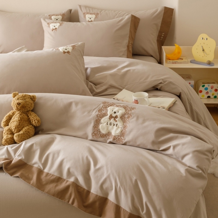 91家纺网 家纺一手货源 找家纺 艾莱家纺 2025新款A类新疆长绒棉纯棉加厚柔顺磨毛贴布绣四件套-奶芙 奶芙-大麦灰