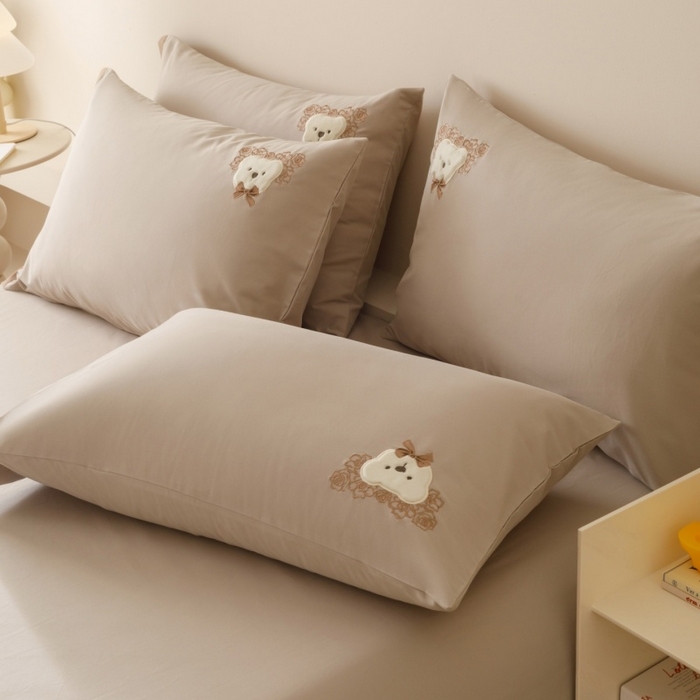 91家纺网 家纺一手货源 找家纺 艾莱家纺 2025新款A类新疆长绒棉纯棉加厚柔顺磨毛贴布绣四件套-奶芙 奶芙-大麦灰