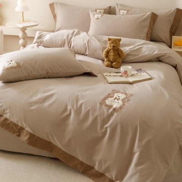 91家纺网 家纺一手货源 找家纺 艾莱家纺 2025新款A类新疆长绒棉纯棉加厚柔顺磨毛贴布绣四件套-奶芙 奶芙-大麦灰