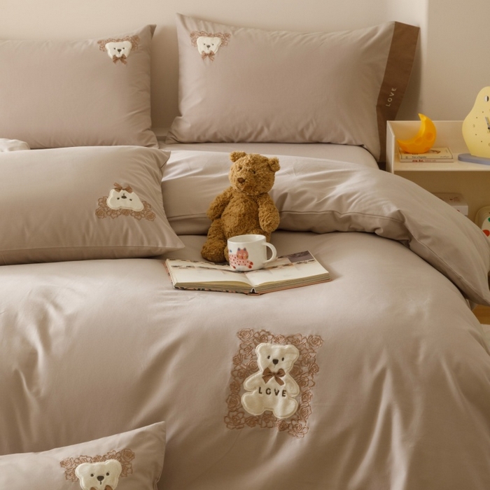 91家纺网 家纺一手货源 找家纺 艾莱家纺 2025新款A类新疆长绒棉纯棉加厚柔顺磨毛贴布绣四件套-奶芙 奶芙-大麦灰