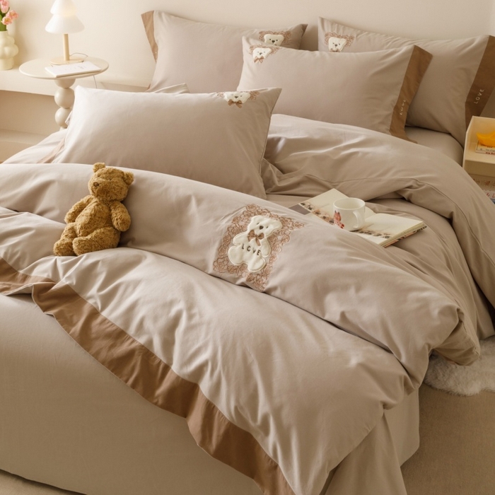 91家纺网 家纺一手货源 找家纺 艾莱家纺 2025新款A类新疆长绒棉纯棉加厚柔顺磨毛贴布绣四件套-奶芙 奶芙-大麦灰