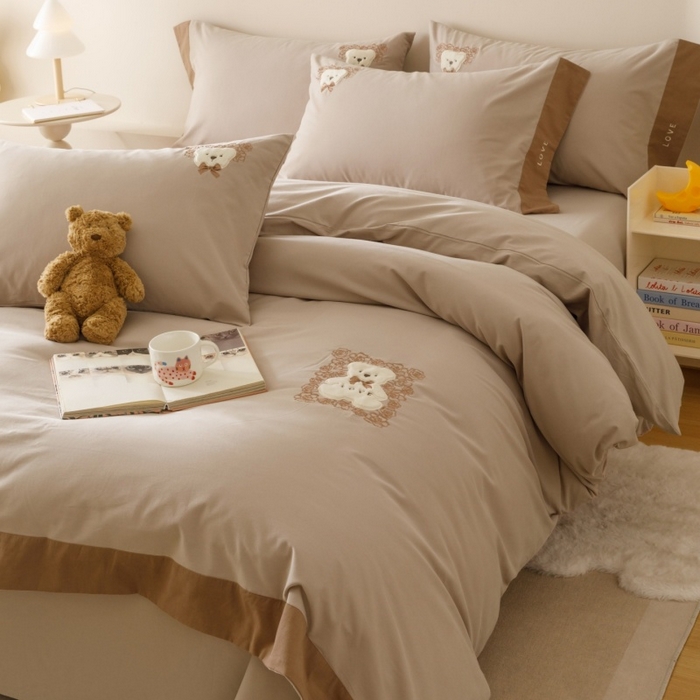 91家纺网 家纺一手货源 找家纺 艾莱家纺 2025新款A类新疆长绒棉纯棉加厚柔顺磨毛贴布绣四件套-奶芙 奶芙-大麦灰