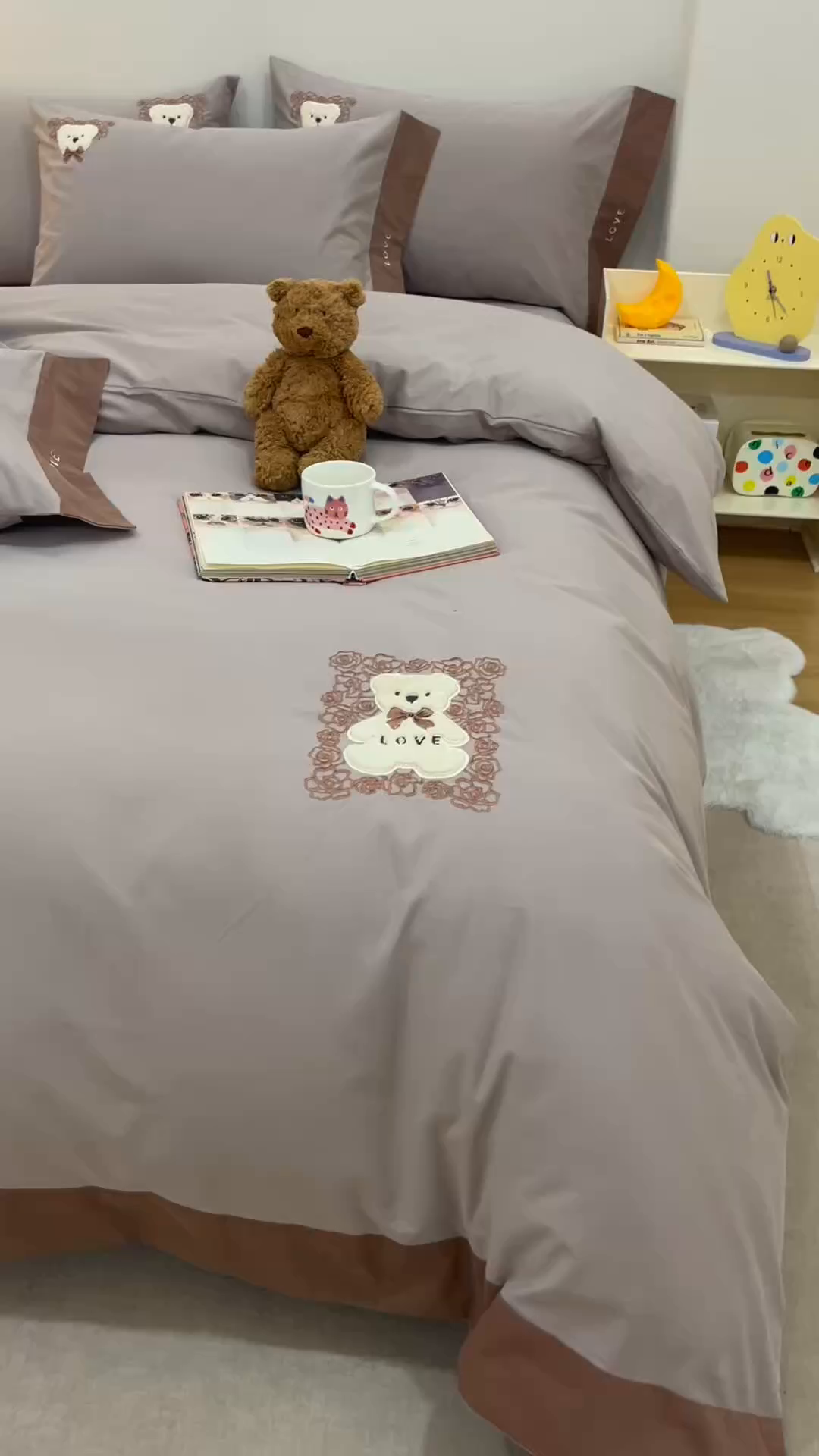 91家纺网 家纺一手货源 找家纺 艾莱家纺 2025新款A类新疆长绒棉纯棉加厚柔顺磨毛贴布绣四件套-奶芙 奶芙-大麦灰