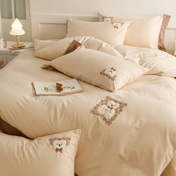91家纺网 家纺一手货源 找家纺 艾莱家纺 2025新款A类新疆长绒棉纯棉加厚柔顺磨毛贴布绣四件套-奶芙 奶芙-可可蛋奶
