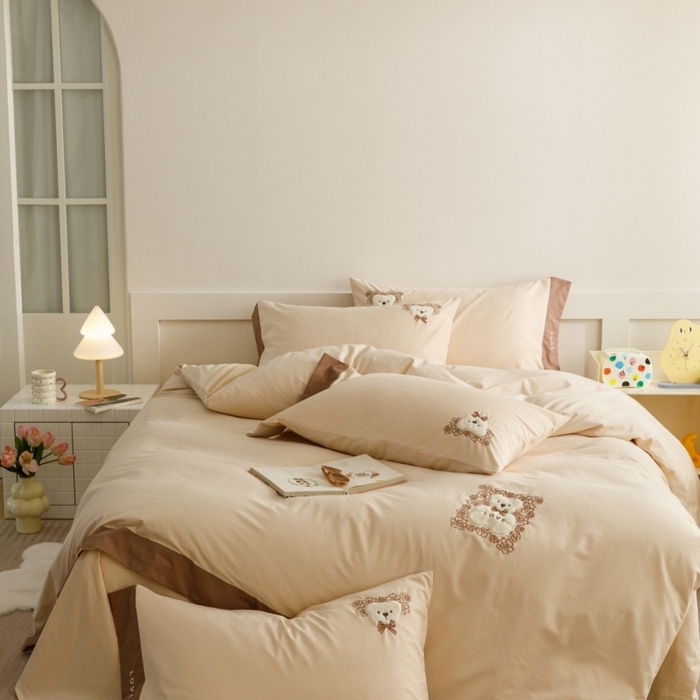 91家纺网 家纺一手货源 找家纺 艾莱家纺 2025新款A类新疆长绒棉纯棉加厚柔顺磨毛贴布绣四件套-奶芙 奶芙-可可蛋奶