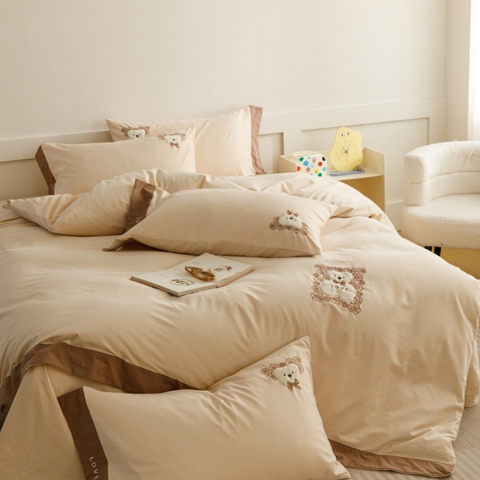 91家纺网 家纺一手货源 找家纺 艾莱家纺 2025新款A类新疆长绒棉纯棉加厚柔顺磨毛贴布绣四件套-奶芙 奶芙-可可蛋奶