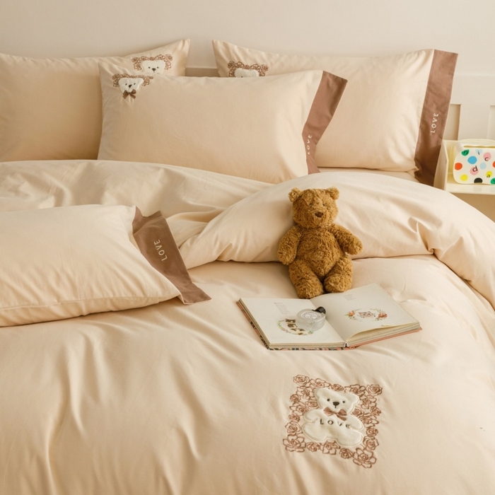 91家纺网 家纺一手货源 找家纺 艾莱家纺 2025新款A类新疆长绒棉纯棉加厚柔顺磨毛贴布绣四件套-奶芙 奶芙-可可蛋奶