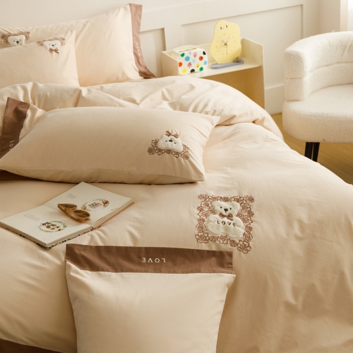 91家纺网 家纺一手货源 找家纺 艾莱家纺 2025新款A类新疆长绒棉纯棉加厚柔顺磨毛贴布绣四件套-奶芙 奶芙-可可蛋奶