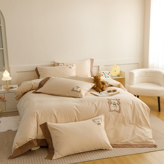 91家纺网 家纺一手货源 找家纺 艾莱家纺 2025新款A类新疆长绒棉纯棉加厚柔顺磨毛贴布绣四件套-奶芙 奶芙-可可蛋奶