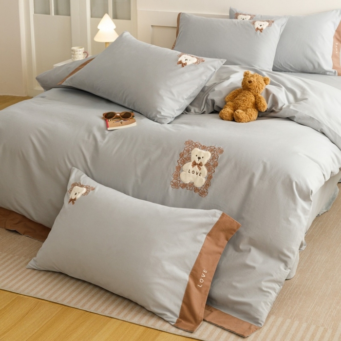 91家纺网 家纺一手货源 找家纺 艾莱家纺 2025新款A类新疆长绒棉纯棉加厚柔顺磨毛贴布绣四件套-奶芙 奶芙-悠兰