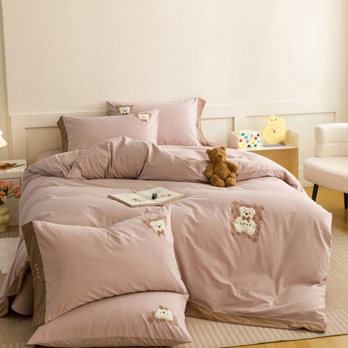 91家纺网 家纺一手货源 找家纺 艾莱家纺 2025新款A类新疆长绒棉纯棉加厚柔顺磨毛贴布绣四件套-奶芙 奶芙-紫粉