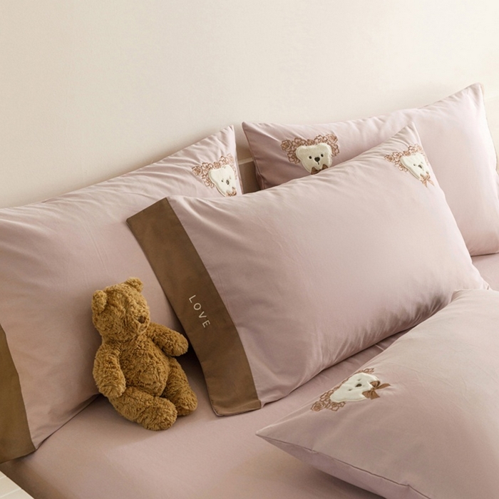 91家纺网 家纺一手货源 找家纺 艾莱家纺 2025新款A类新疆长绒棉纯棉加厚柔顺磨毛贴布绣四件套-奶芙 奶芙-紫粉