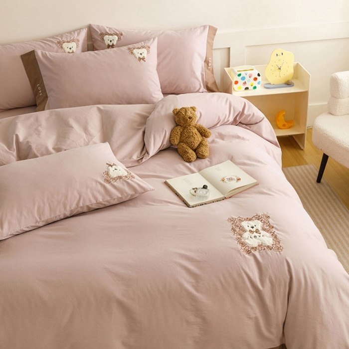 91家纺网 家纺一手货源 找家纺 艾莱家纺 2025新款A类新疆长绒棉纯棉加厚柔顺磨毛贴布绣四件套-奶芙 奶芙-紫粉