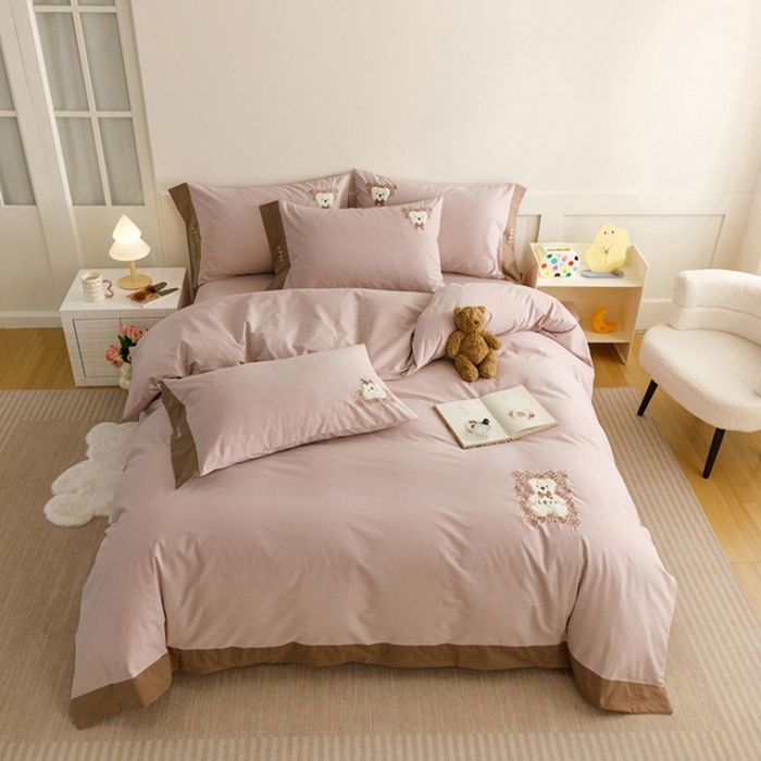 91家纺网 家纺一手货源 找家纺 艾莱家纺 2025新款A类新疆长绒棉纯棉加厚柔顺磨毛贴布绣四件套-奶芙 奶芙-紫粉