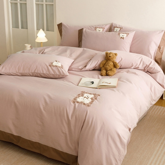 91家纺网 家纺一手货源 找家纺 艾莱家纺 2025新款A类新疆长绒棉纯棉加厚柔顺磨毛贴布绣四件套-奶芙 奶芙-紫粉