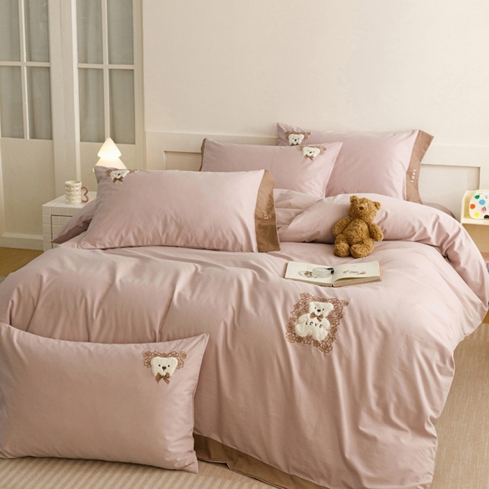 91家纺网 家纺一手货源 找家纺 艾莱家纺 2025新款A类新疆长绒棉纯棉加厚柔顺磨毛贴布绣四件套-奶芙 奶芙-紫粉