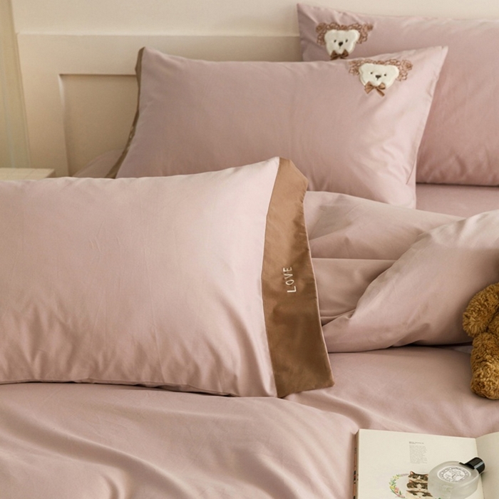 91家纺网 家纺一手货源 找家纺 艾莱家纺 2025新款A类新疆长绒棉纯棉加厚柔顺磨毛贴布绣四件套-奶芙 奶芙-紫粉