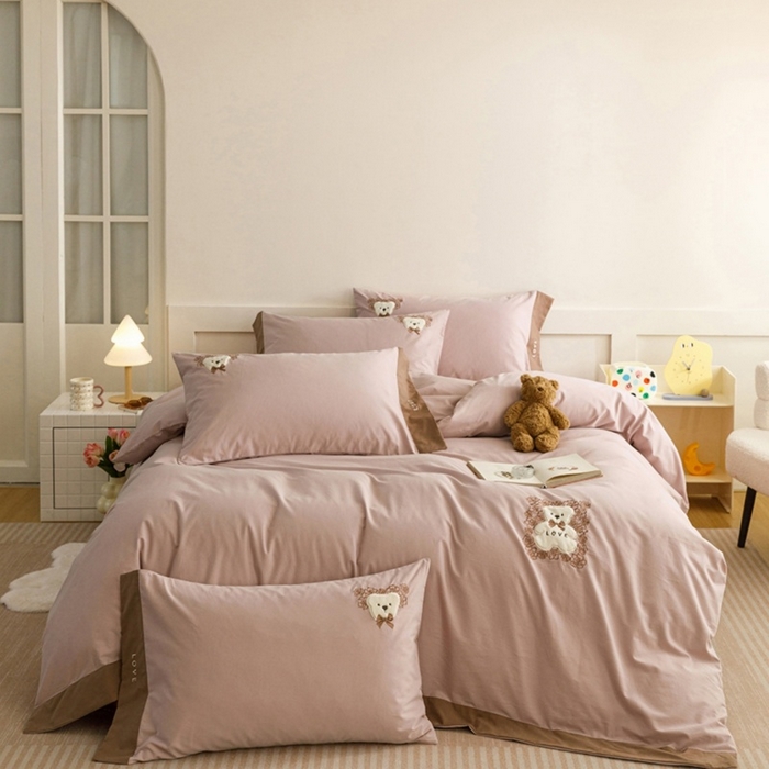 91家纺网 家纺一手货源 找家纺 艾莱家纺 2025新款A类新疆长绒棉纯棉加厚柔顺磨毛贴布绣四件套-奶芙 奶芙-紫粉