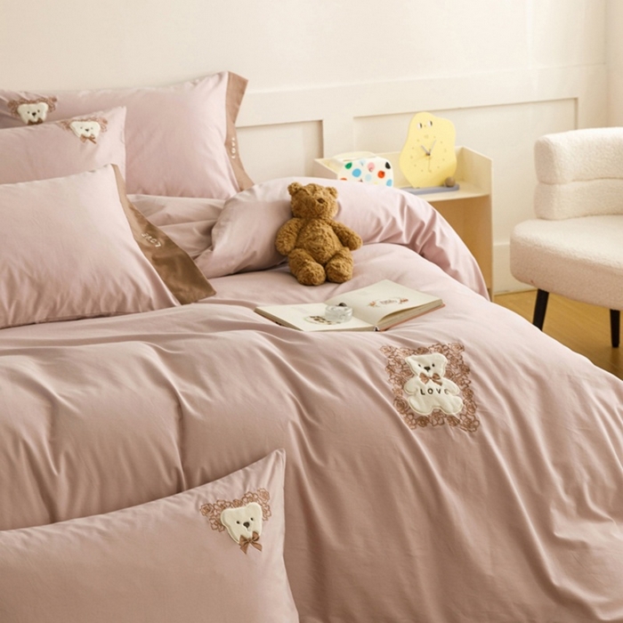 91家纺网 家纺一手货源 找家纺 艾莱家纺 2025新款A类新疆长绒棉纯棉加厚柔顺磨毛贴布绣四件套-奶芙 奶芙-紫粉