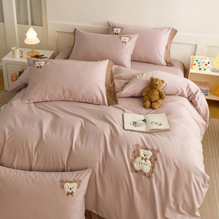 91家纺网 家纺一手货源 找家纺 艾莱家纺 2025新款A类新疆长绒棉纯棉加厚柔顺磨毛贴布绣四件套-奶芙 奶芙-紫粉