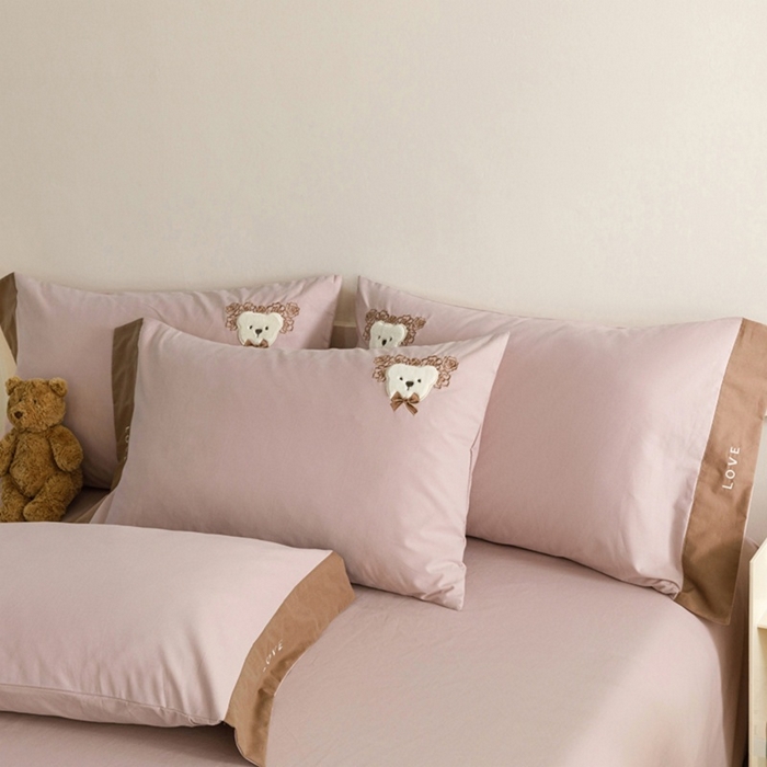 91家纺网 家纺一手货源 找家纺 艾莱家纺 2025新款A类新疆长绒棉纯棉加厚柔顺磨毛贴布绣四件套-奶芙 奶芙-紫粉