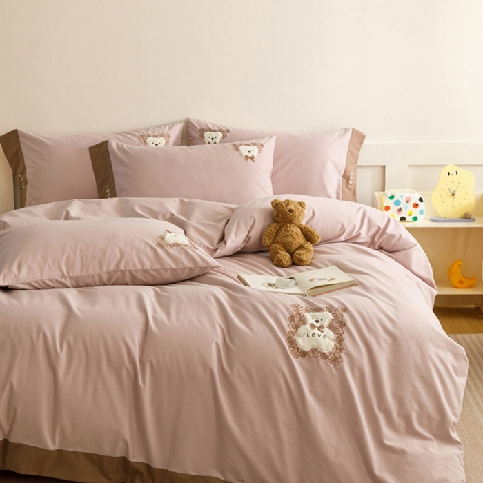 91家纺网 家纺一手货源 找家纺 艾莱家纺 2025新款A类新疆长绒棉纯棉加厚柔顺磨毛贴布绣四件套-奶芙 奶芙-紫粉