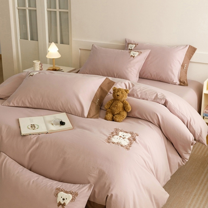 91家纺网 家纺一手货源 找家纺 艾莱家纺 2025新款A类新疆长绒棉纯棉加厚柔顺磨毛贴布绣四件套-奶芙 奶芙-紫粉